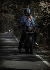 武动乾坤动漫封面，林动手持符纹，玄幻东方风格，画面色彩鲜艳