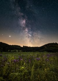 遮天动漫封面，叶凡手握神剑，星空背景，气势磅礴的玄幻国漫画面